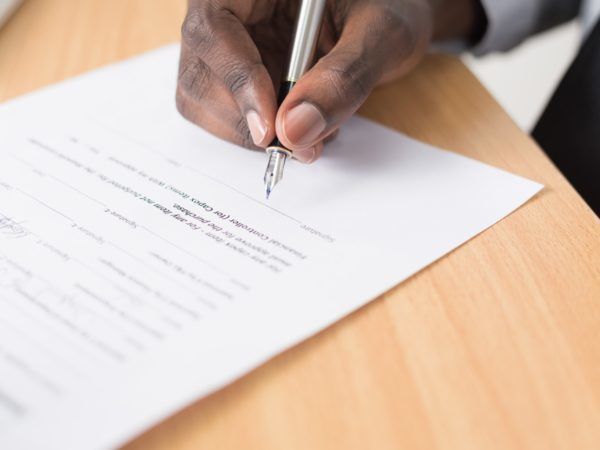 U kunt schadevergoeding via een advocaat of letselschadejurist laten claimen.